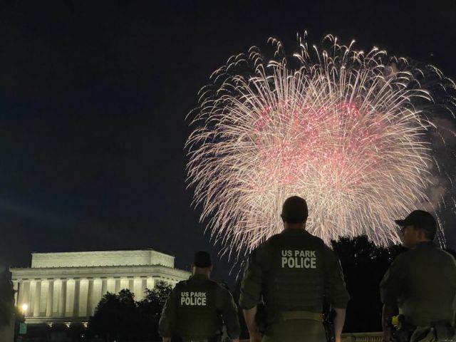 usparkpolicepio's tweet image. The United States Park Police are ready to welcome everyone to the 🎆4th of July celebration🎆 on the National Mall! We are committed to ensuring a safe and enjoyable day for everyone as we celebrate Independence Day! Plan ahead at ow.ly/HxyF50WkjMx