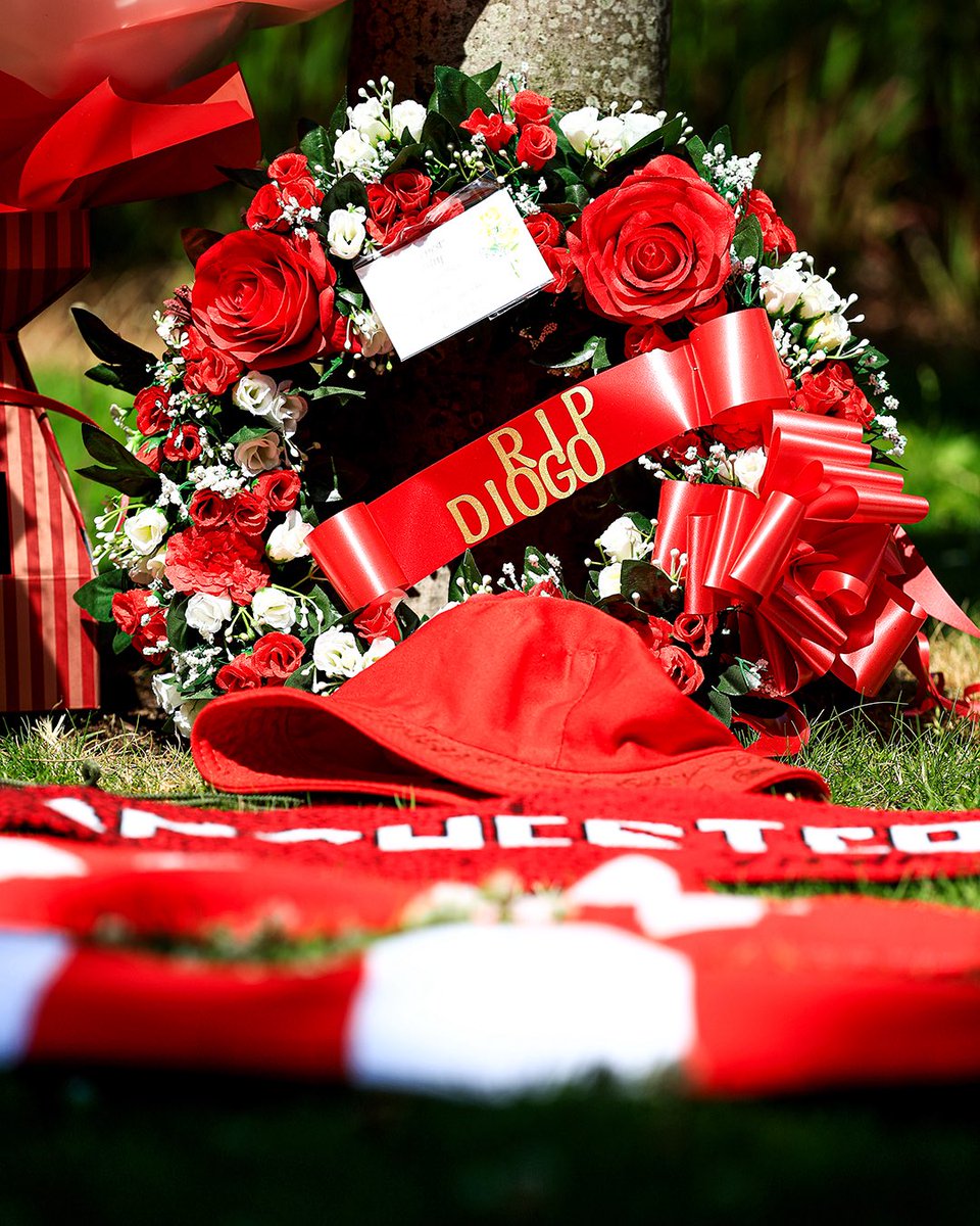 ❤️ Liverpool taraftarları, hayatını kaybeden Diogo Jota’yı Anfield dışında anıyor.