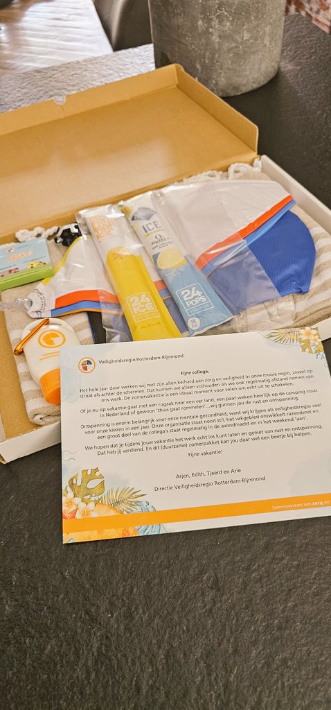 Wat een leuke verassing veel collega's gaan bijna of zijn op vakantie en dan krijg je dit pakketje thuis gestuurd. Bedankt VRR voor de leuke attentie! Ik waardeer dit enorm!