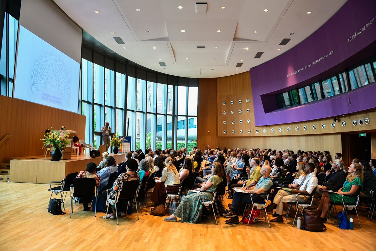 Gisteren stonden Jessica en ik on stage in het Vredespaleis bij “Earth Charter 25 jaar”. 

Prachtige bijeenkomst en veel steun voor ons pleidooi voor betere verankering van de belangen van toekomstige generaties.

En nu?!