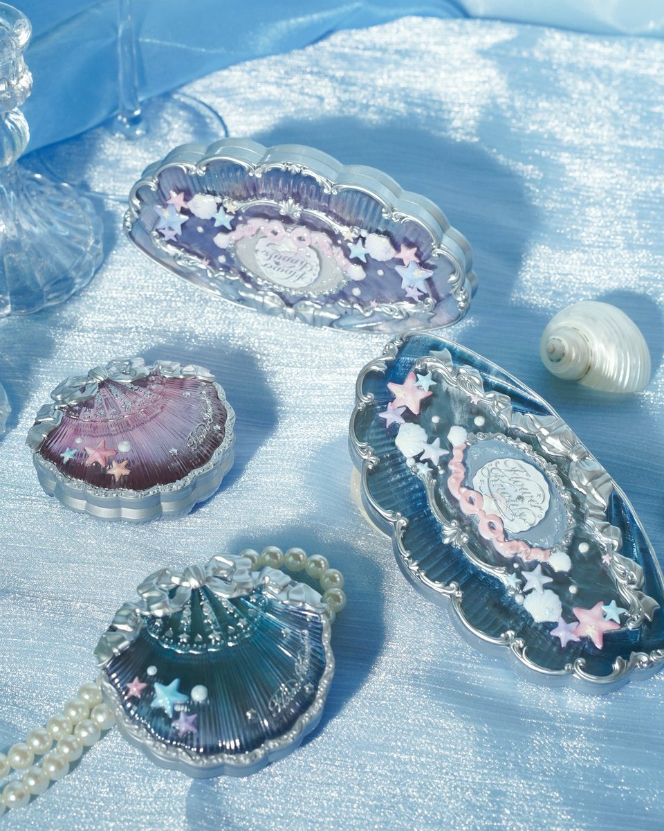 水面が光る中、真珠と貝殻が輝く。 まるで夏のプレゼントで、私が