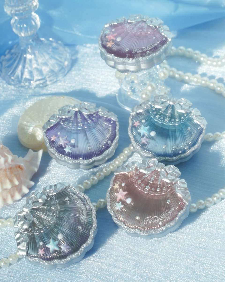 水面が光る中、真珠と貝殻が輝く。 まるで夏のプレゼントで、私が