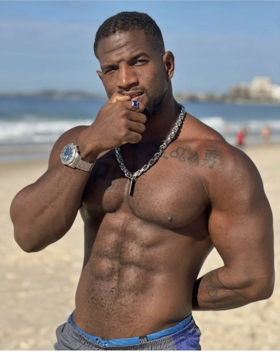 matureluv1's tweet photo. Ocean breeze, no stress.
Built different. Thinking different. 🌊🧠
What’s your beach energy: tan & chill or lift & flex?
#BlackMenWorldwide
#BeachVibesOnly
#BodyGoals2024
#MelaninInMotion
#ThursdayThirst https://t.co/DIM1NgcTeS