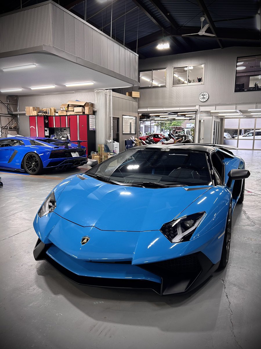 アヴェンタドールSとSV。
どちらも非常に魅力的。
皆さんはどちらがお好みですか？