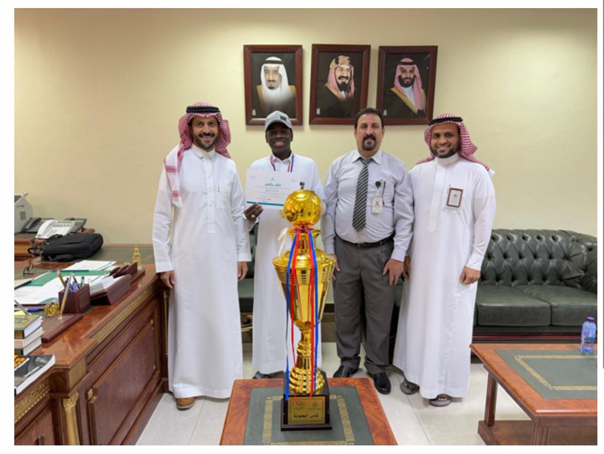 #خبر 💫
كرمت كلية الصحة العامة والمعلوماتية الصحية بجامعة أم القرى ، اعضاء فريقها الفائز بكأس الجامعة لخماسيات كرة القدم صالات والتي اقيمت في ملاعب الصالة الرياضية ، حيث حقق فريقها الفوز بنهايات الدوري التي جمعته مع كلية الهندسة والعمارة

uqu.edu.sa/App/News/175814