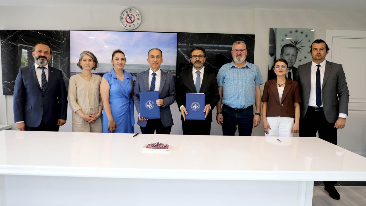 sdu_ayd's tweet photo. 🎯SDÜ&amp;BAKA işbirliğinde iki yeni proje için imzalar atıldı!
📍“Yaratıcı Endüstriler Ekosisteminde Kültür Girişimciliği”
📍“TR61 İmalat Sanayisi İçin Yeşil Dönüşüm”
#SDÜ #BAKA #TeknikDestek #KültürEndüstrileri #Girişimcilik #YeşilDönüşüm https://t.co/RjxlXeeA0p