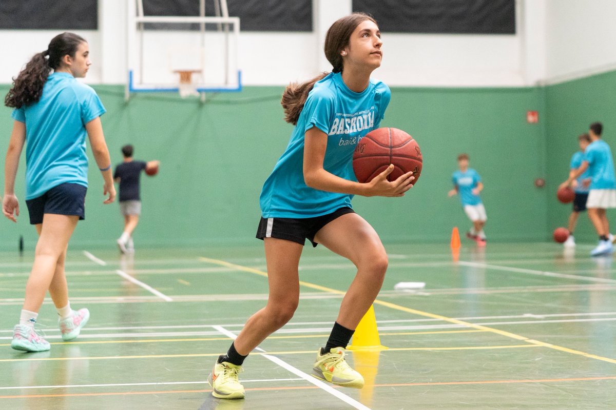 Baskonia's tweet photo. Mucho baloncesto  y aprendizaje en la segunda semana del Campus Internacional de Baskonia 🏀🌍 #CIBB25 https://t.co/f7LKqG1HK3