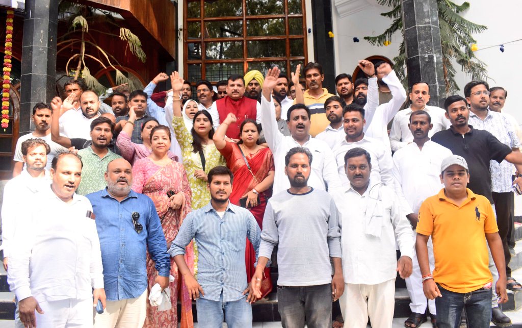 Sanjay Singh AAP (@sanjayazadsln) on Twitter photo рдЖрдЬ рд▓рдЦрдирдК рдореЗрдВ AAP рдкреНрд░рджреЗрд╢ рдХрд╛рд░реНрдпрд╛рд▓рдп рдкрд░ рд▓рдЦрдирдК рдЬрд╝рд┐рд▓рд╛ рдХрд╛рд░реНрдпрдХрд╛рд░рд┐рдгреА рдХреЗ рд╕рд╛рдерд┐рдпреЛрдВ рдХреЗ рд╕рд╛рде рдЖрдЧреЗ рдХреА рд░рдгрдиреАрддрд┐ рдХреЛ рд▓реЗрдХрд░ рдорд╣рддреНрд╡рдкреВрд░реНрдг рдмреИрдардХ рд╕рдВрдкрдиреНрди рд╣реБрдИред рдЖрдЬ рд▓рдЦрдирдК рдореЗрдВ AAP рдкреНрд░рджреЗрд╢ рдХрд╛рд░реНрдпрд╛рд▓рдп рдкрд░ рд▓рдЦрдирдК рдЬрд╝рд┐рд▓рд╛ рдХрд╛рд░реНрдпрдХрд╛рд░рд┐рдгреА рдХреЗ рд╕рд╛рдерд┐рдпреЛрдВ рдХреЗ рд╕рд╛рде рдЖрдЧреЗ рдХреА рд░рдгрдиреАрддрд┐ рдХреЛ рд▓реЗрдХрд░ рдорд╣рддреНрд╡рдкреВрд░реНрдг рдмреИрдардХ рд╕рдВрдкрдиреНрди рд╣реБрдИред