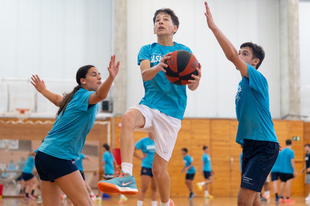 Baskonia's tweet photo. Mucho baloncesto  y aprendizaje en la segunda semana del Campus Internacional de Baskonia 🏀🌍 #CIBB25 https://t.co/f7LKqG1HK3