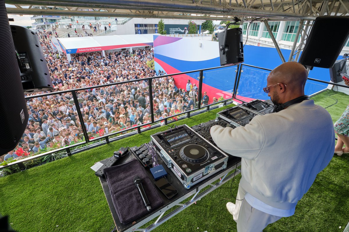 JCExperiences_'s tweet photo. One month on from the thrill of the Betfred Derby Festival 🏇✨

#BetfredDerbyFestival #JockeyClubCatering #EpsomDowns #HospitalityIndustry https://t.co/ruW0jI2AgP