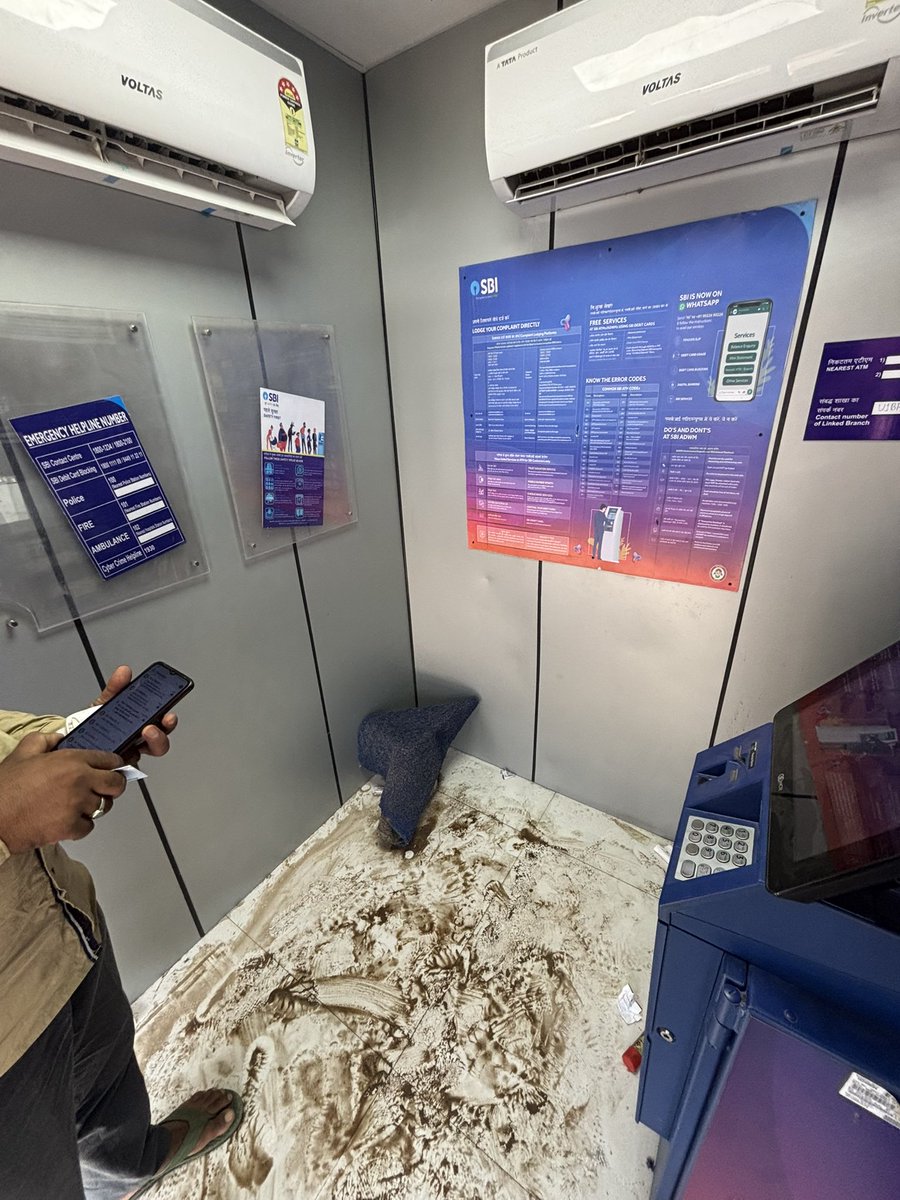 goel982's tweet photo. @TheOfficialSBI Atm chlu tho kr dia iski halat bhi thodi shi krwa ka rakha karo #sbiatm ganda ho rakha ha smell aa rhi ha https://t.co/xTCCPNZkl2