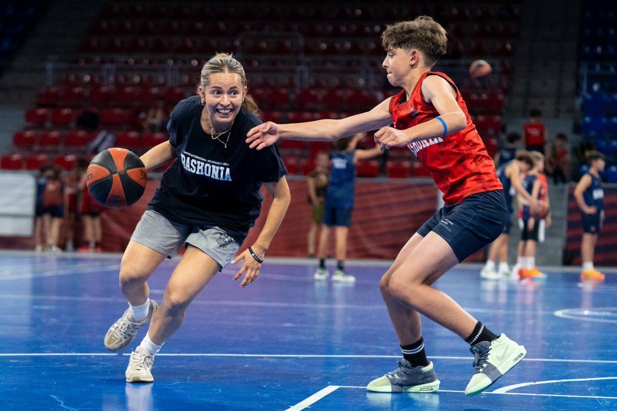 Baskonia's tweet photo. Mucho baloncesto  y aprendizaje en la segunda semana del Campus Internacional de Baskonia 🏀🌍 #CIBB25 https://t.co/f7LKqG1HK3
