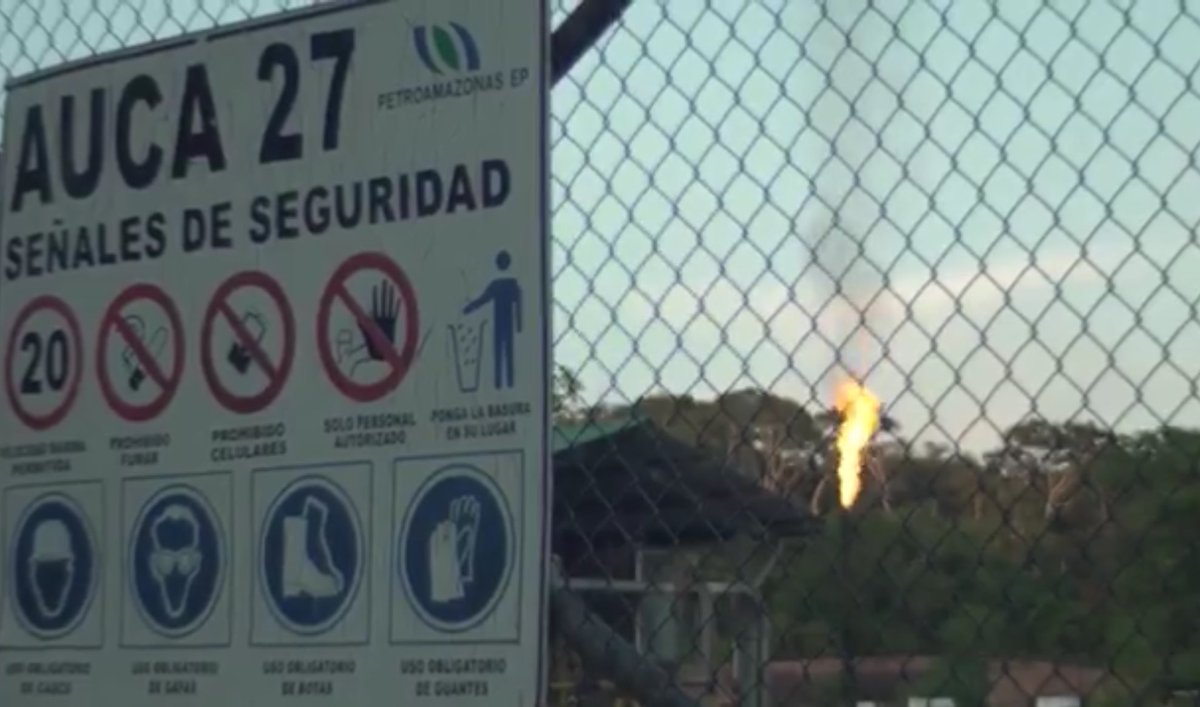 486 mecheros siguen funcionando en Orellana y Sucumbíos, muchos a metros de casas donde viven niños y ancianos.
Generan benceno, metllbenceno, butano, propano y otros 16 gases contaminantes, producen cáncer.
Hay una sentencia que obliga que se apaguen. ¿Por qué no la cumplen?