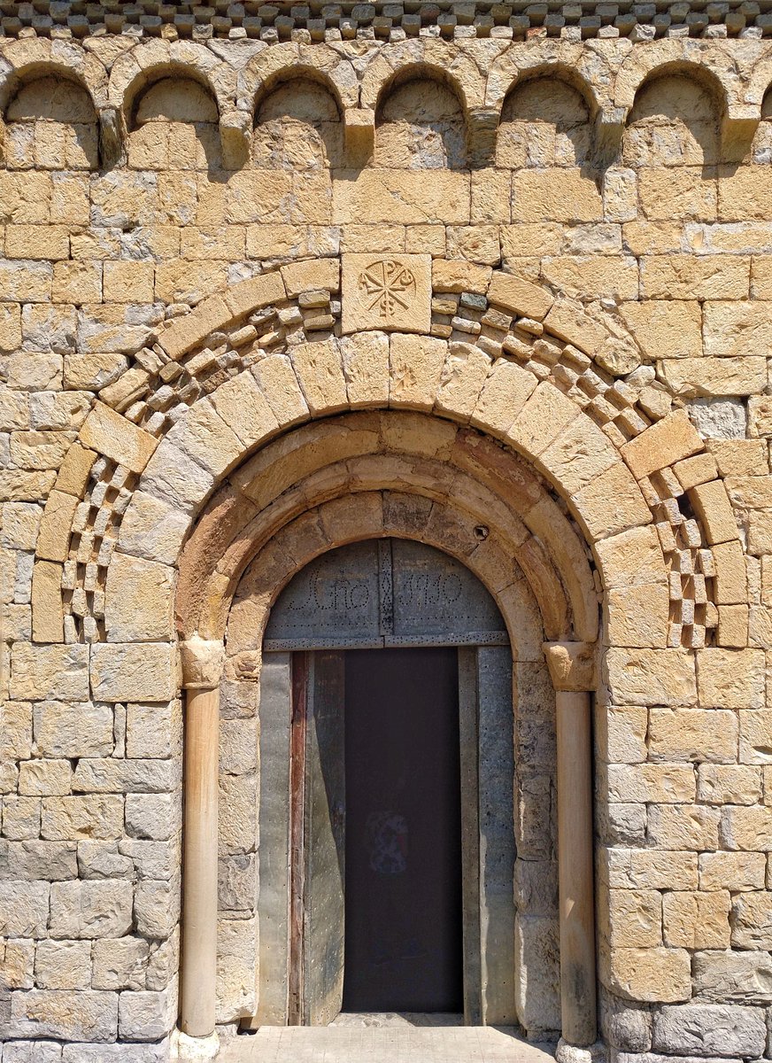 La portada principal del antiguo monasterio benedictino de Santa María de Alaón (Ribagorza - Huesca), un buen ejemplo de cómo las corrientes internacionales van abriéndose paso y haciéndose notar aún dentro de la tradición lombarda 
#FelizJueves