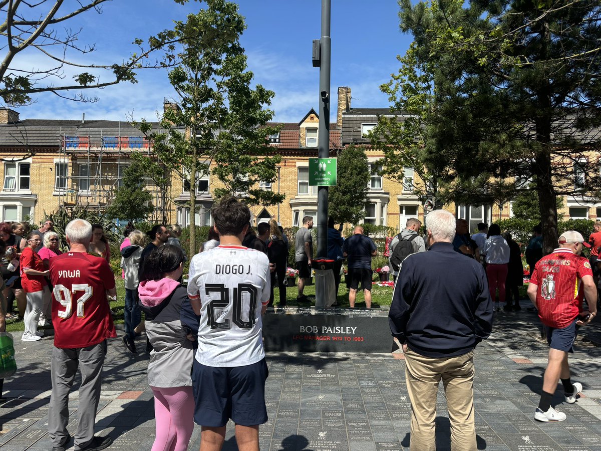 MisraAndrew's tweet image. “He’s a lad from Portugal” 🇵🇹 🔴
Huge outpouring of emotion from devastated Liverpool fans paying tribute to Diogo Jota outside Anfield.
Everybody here struggling to come to terms with his death.
One supporter simply says:
“We’ve come to show You’ll Never Walk Alone”
