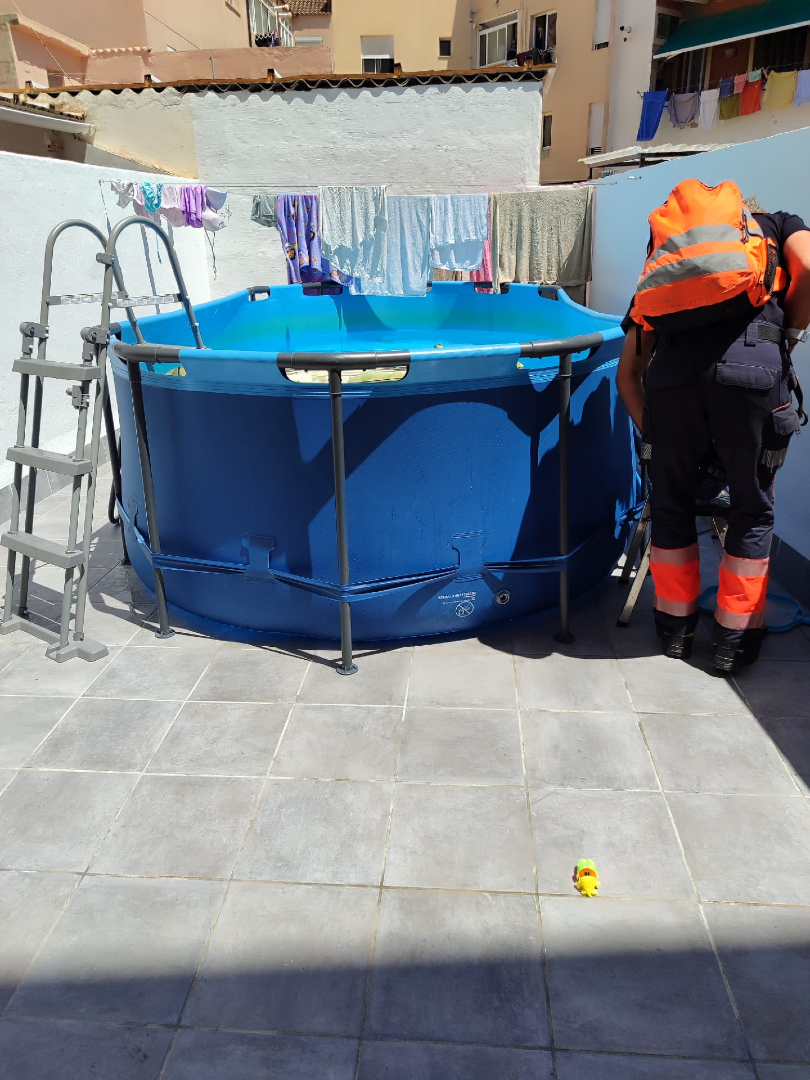 Aquesta piscina pesa més de 5.000 kg. I estava en una terrassa no preparada per suportar-ho. ⚠️
La nostra intervenció urgent 👮‍♀️ amb <a href="/BombersDePalma/">A.C.i E.</a> 👨‍🚒 i Tècnics d'Urbanisme 👷 va evitar un risc estructural greu.
Abans d'instal·lar una piscina pensa en el pes i la seguretat.