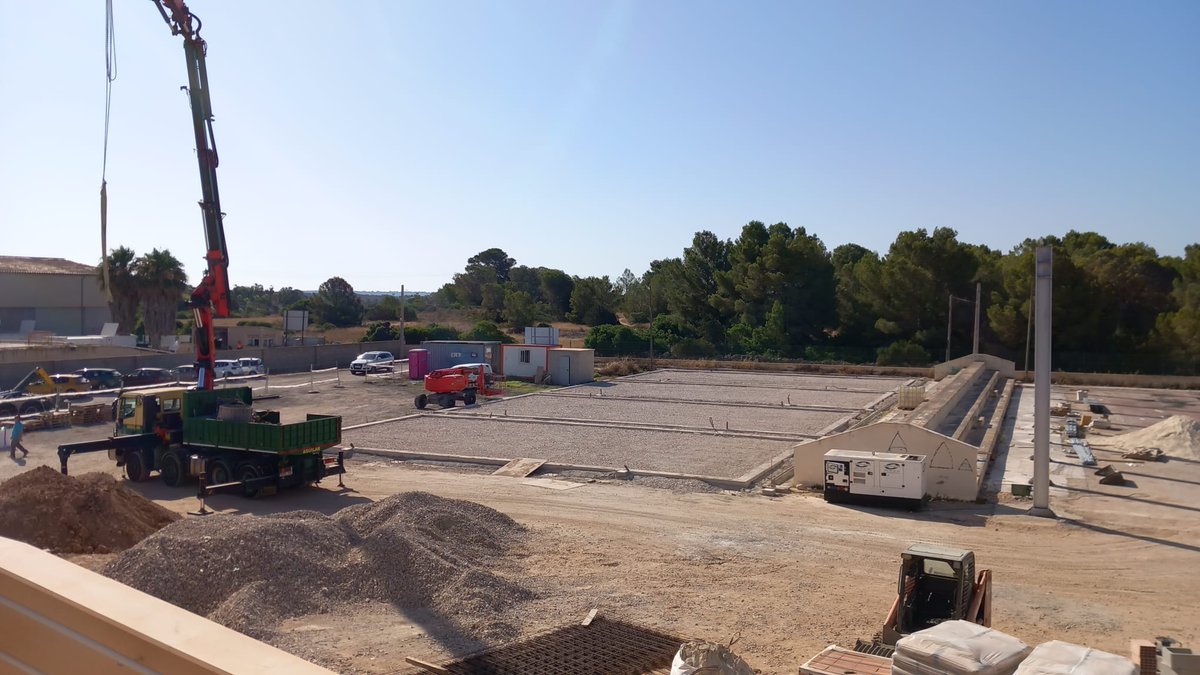 AmereHijos's tweet photo. 🏗️ En Ses Ramones (Colònia de Sant Jordi) ejecutamos infraestructuras deportivas sostenibles: nave multifuncional, gimnasio con vestuarios, bar, 4 pistas de pádel 🎾 y urbanización parcial 🌿 #TurismoDeportivo #Sostenibilidad #Mallorc https://t.co/TPe9puTZjp