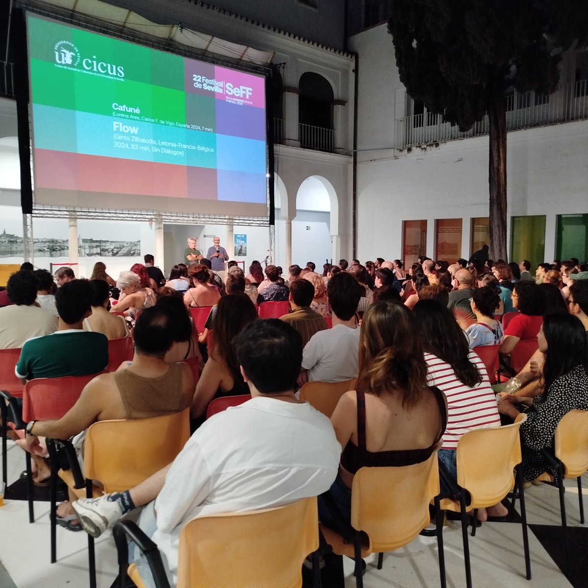 festivalsevilla's tweet photo. 📽️🪭 Ayer se inauguró el #SeFFdeverano en colaboración con la @unisevilla en el patio del @CICUS_ .

🗣️Como apuntó @manuxcristobal, director del Festival de Sevilla: "queremos ampliar el Festival, hacerlo más de Sevilla, que tenga vida durante todo el año". https://t.co/gacT510VYu