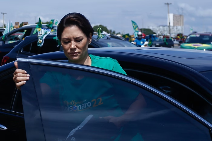 Metropoles's tweet photo. ➡️ Michelle recebe má notícia após ser chamada de "ex-garota de programa"

"Liberdade de expressão": Justiça rejeitou pedido da ex-primeira-dama em ação que pede a retirada de vídeo publicado por comunicadora

Leia na coluna de @PauloCappelli_: https://t.co/UpSXe8yXz0 https://t.co/EFovwyEZrx