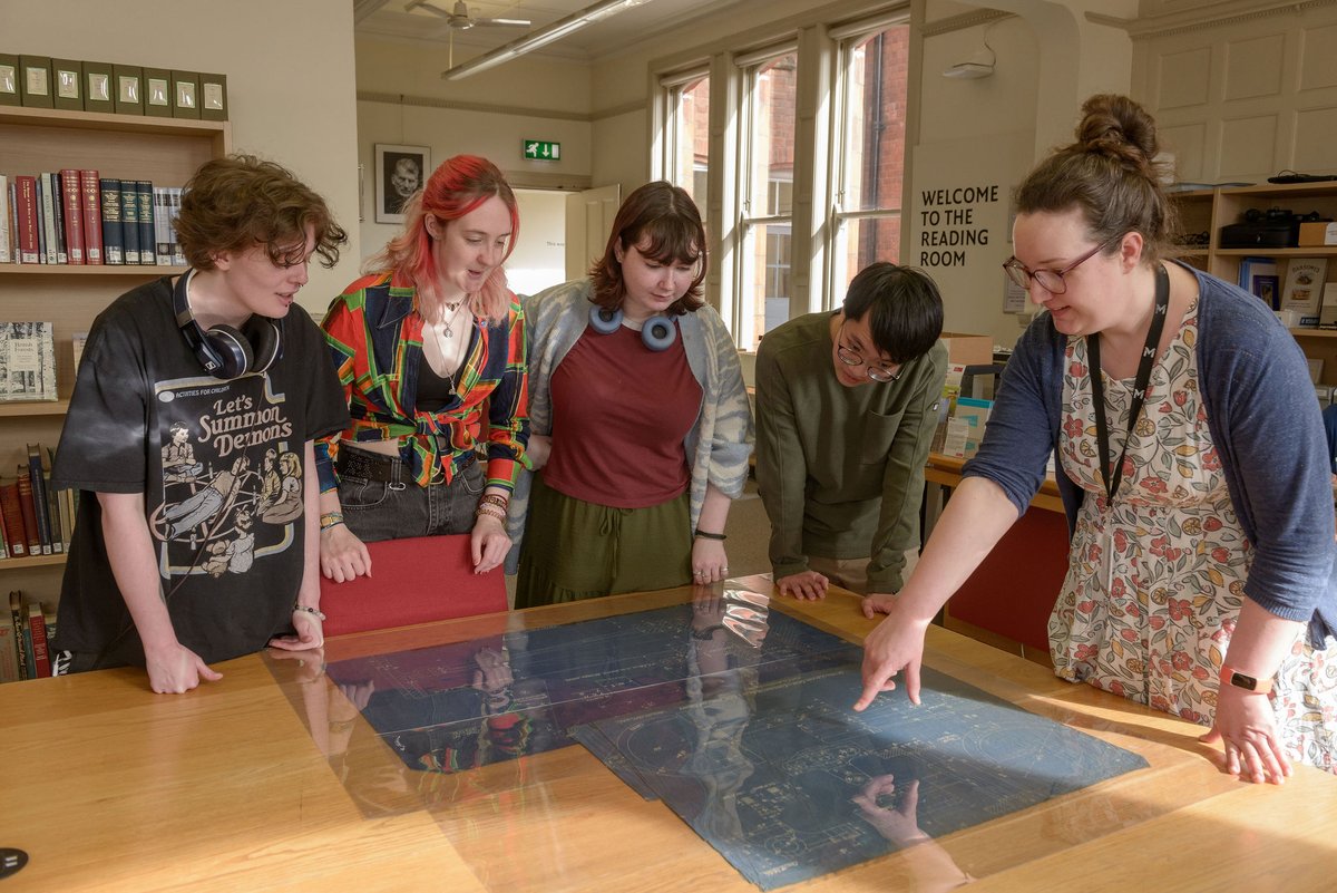 UKNatArcSector's tweet image. Looking to share knowledge and inspire the next generation of young people to explore creative and cultural career paths?
Register your interest for #DiscoverCreativeCareers Month taking place this November!
Learn more and register here: smartsurvey.co.uk/s/0Q8J0B/ (1/2)