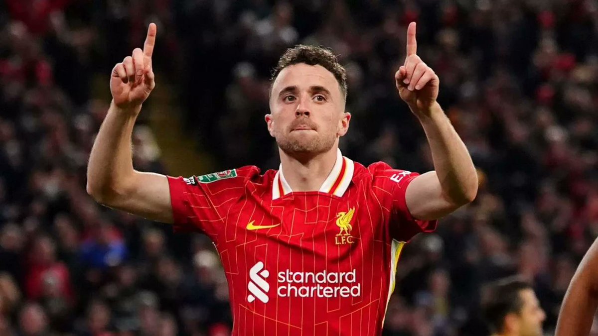 Diogo Jota, Delantero del Liverpool y la selección de Portugal. Falleció en la madrugada del 3 de julio de 2025 en un accidente de coche en España. Viajaba junto a su hermano, André Teixeira da Silva, ambos murieron en el acto. Liverpool FC expresó estar “devastado”