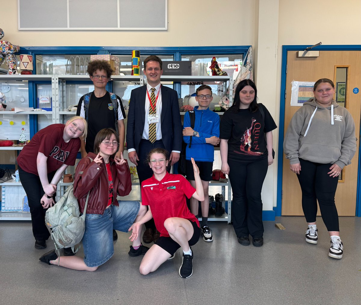 Maesydderwen's tweet photo. Today we welcomed local MP David Chadwick in to meet with pupils to discuss social media, phone use and internet safety - safe to say our pupils taught him a lot!! https://t.co/kjBljzu4bM
