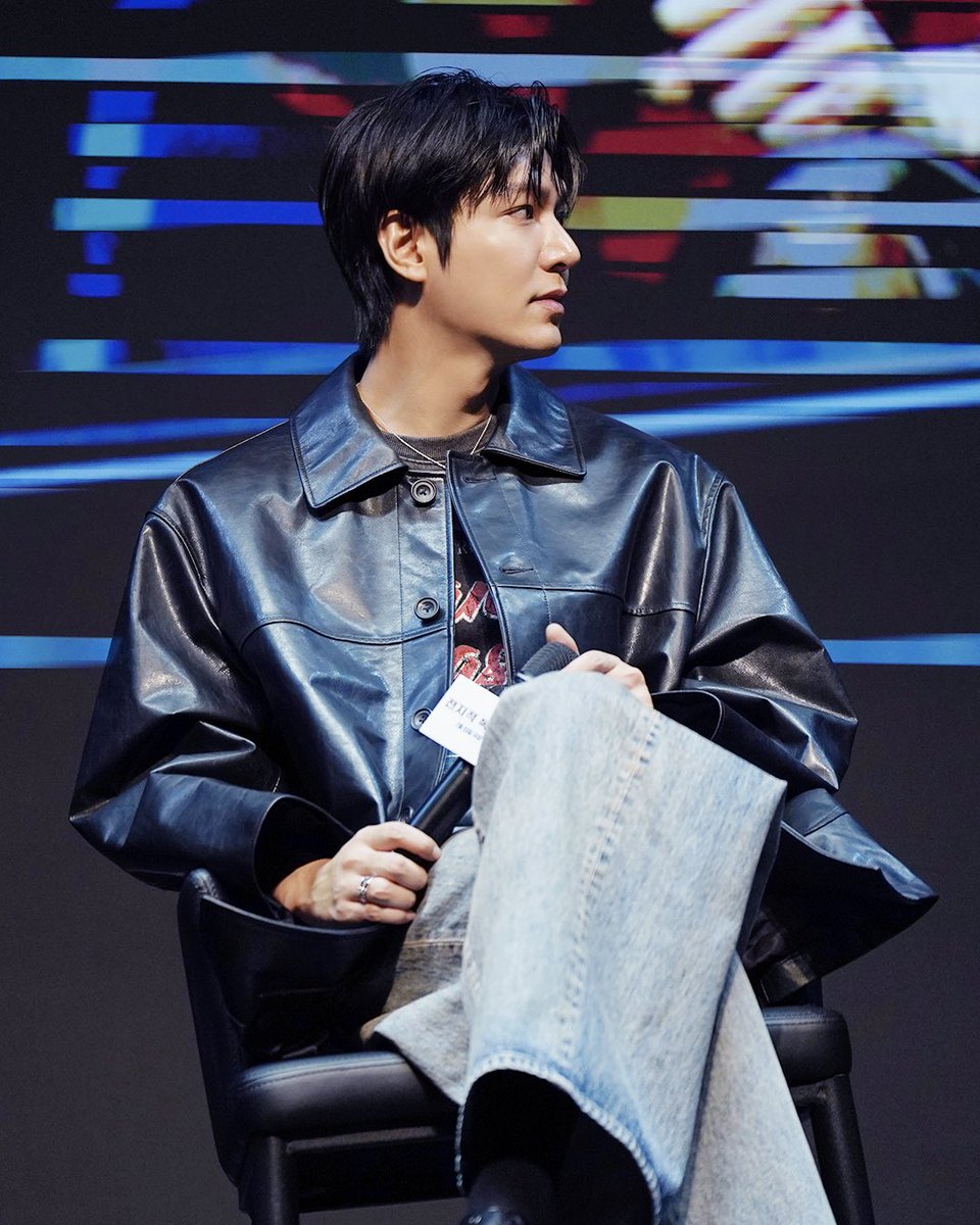 ActorLeeMinHo's tweet image. [#LEEMINHO]
민호 배우와 ‘독자’님들의 첫 만남이었던 
📢 &amp;lt;전지적 독자 시점&amp;gt; 쇼케이스 현장.

유중혁으로 완벽 변신한 민호 배우가 궁금하다면 ⁉️
-ˋˏ * 7월 23일 극장에서 직접 만나보세요 ♡ ˎˊ-

📢 Relive the very first encounter between actor Minho 
and our “Readers” at the &amp;lt;Omniscient…