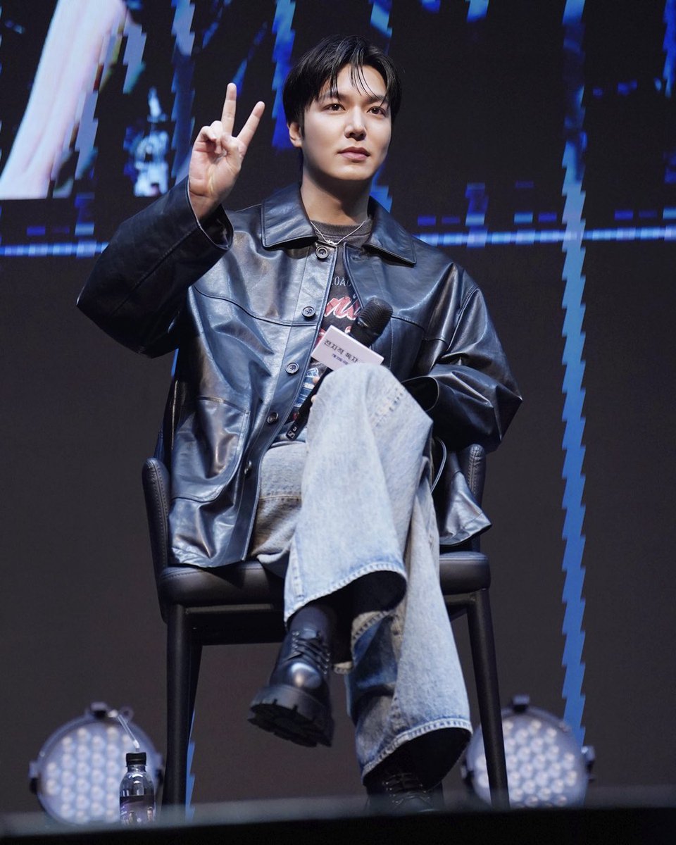 ActorLeeMinHo's tweet image. [#LEEMINHO]
민호 배우와 ‘독자’님들의 첫 만남이었던 
📢 &amp;lt;전지적 독자 시점&amp;gt; 쇼케이스 현장.

유중혁으로 완벽 변신한 민호 배우가 궁금하다면 ⁉️
-ˋˏ * 7월 23일 극장에서 직접 만나보세요 ♡ ˎˊ-

📢 Relive the very first encounter between actor Minho 
and our “Readers” at the &amp;lt;Omniscient…