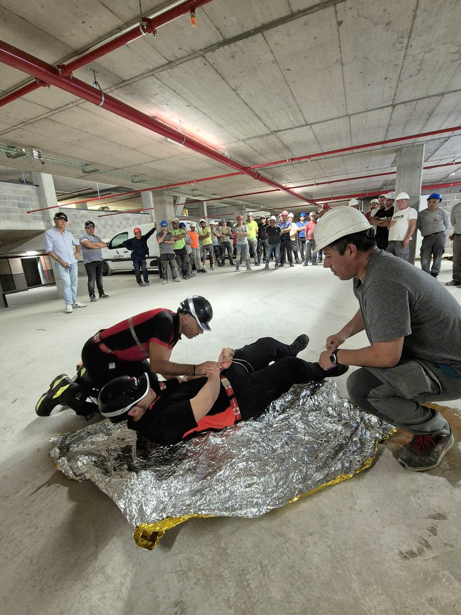 🩸🚧 Hem realitzat un simulacre d’emergència amb <a href="/locubsa/">Locubsa</a> a les obres de White Angel i Terra Vella. Els/les obrers/es han après a aturar hemorràgies greus i a alertar ràpidament els serveis mèdics. Agraïm la seva implicació i compromís per millorar la seguretat laboral.