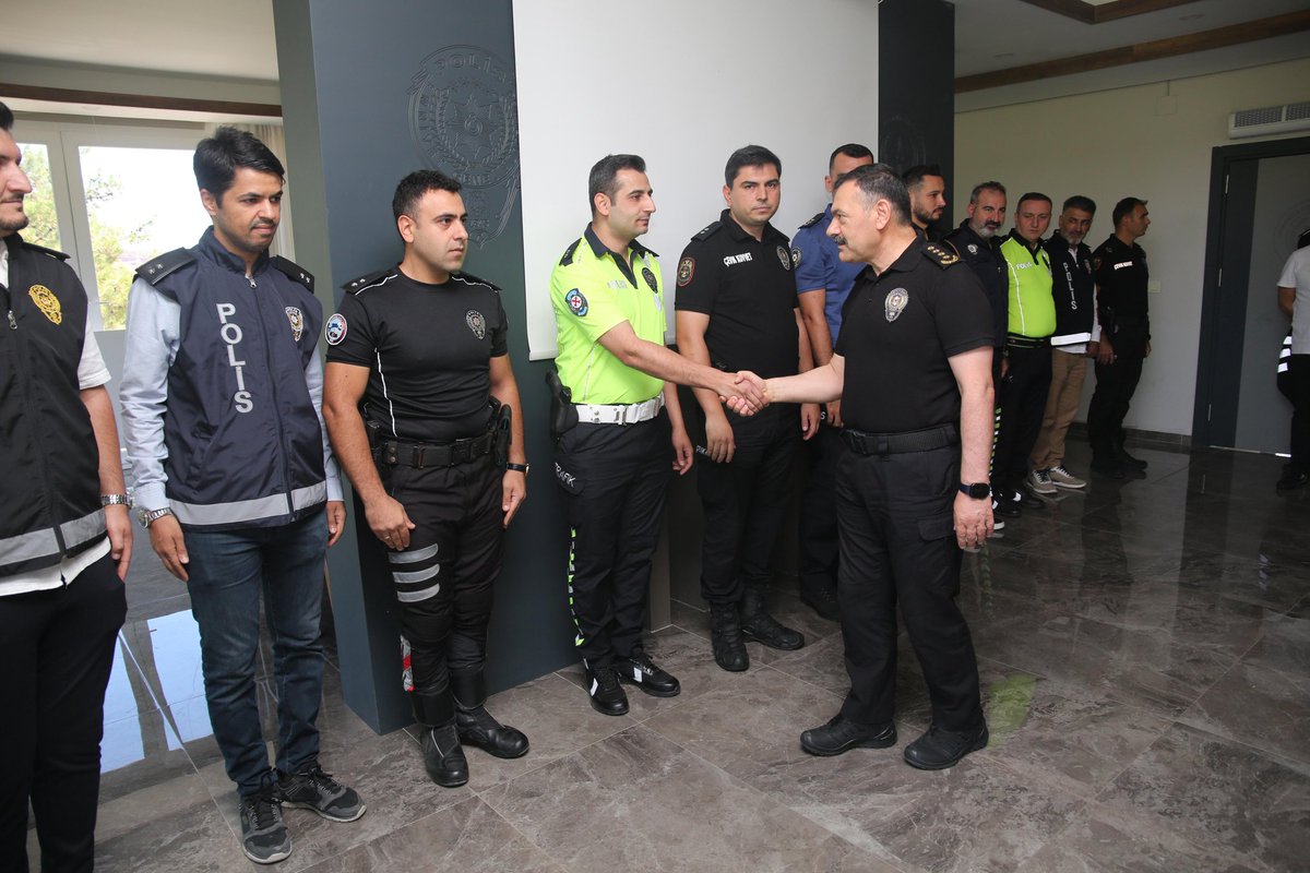 EmniyetOsmaniye's tweet photo. 👮‍♀👮‍♂️İl Emniyet Müdürümüz Mehmet Sarıbuva, bir üst rütbeye terfi eden personelimizle biraraya gelerek görevlerinde başarılar diledi.
#Osmaniyeninhuzuru
#Osmaniyeemniyet https://t.co/w79MFBiSIZ
