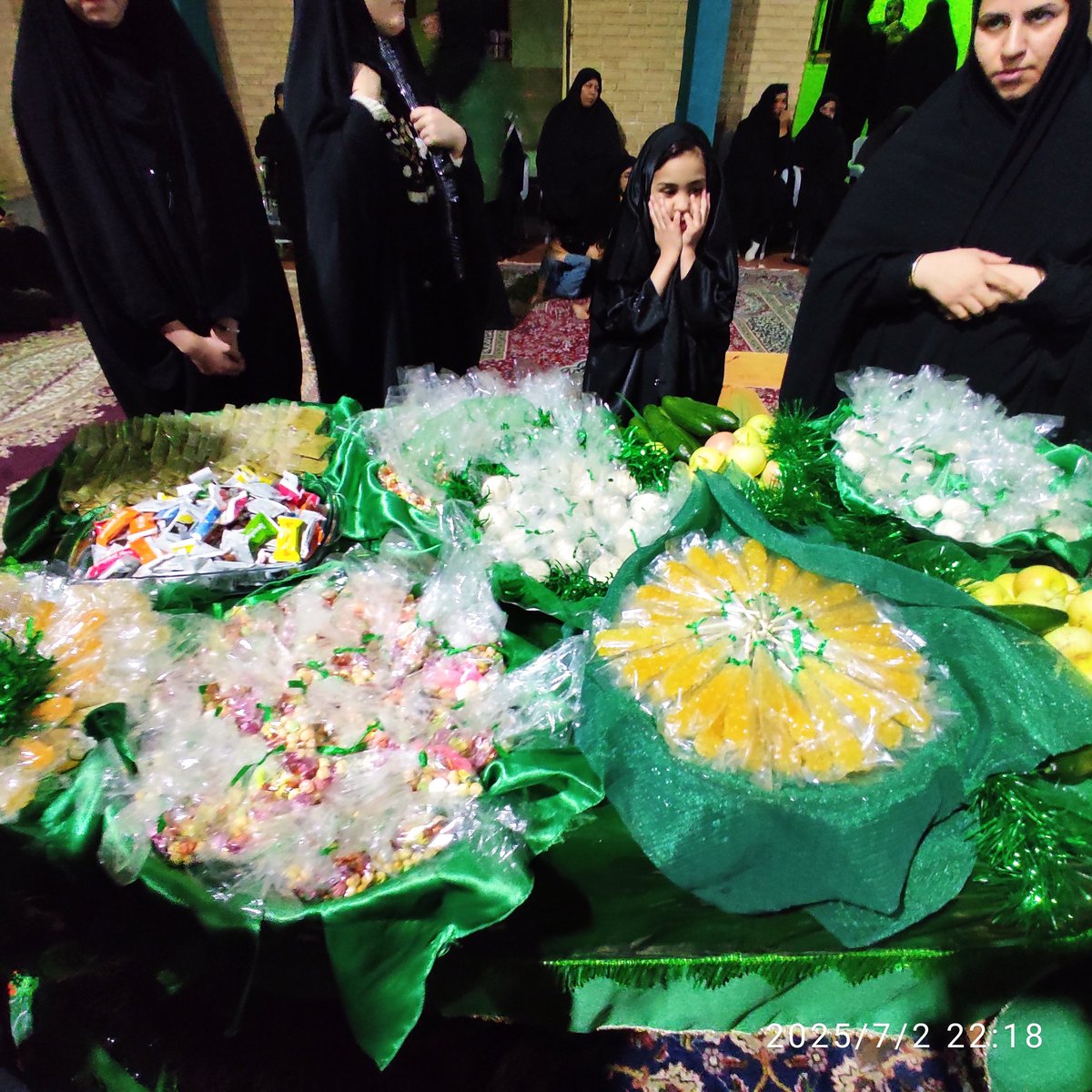 این هم از تبرکی های دیشب حسینیه ما . بفرمایید روضه در 
#یزد_حسینیه_ایران 
#ملت_امام_حسین