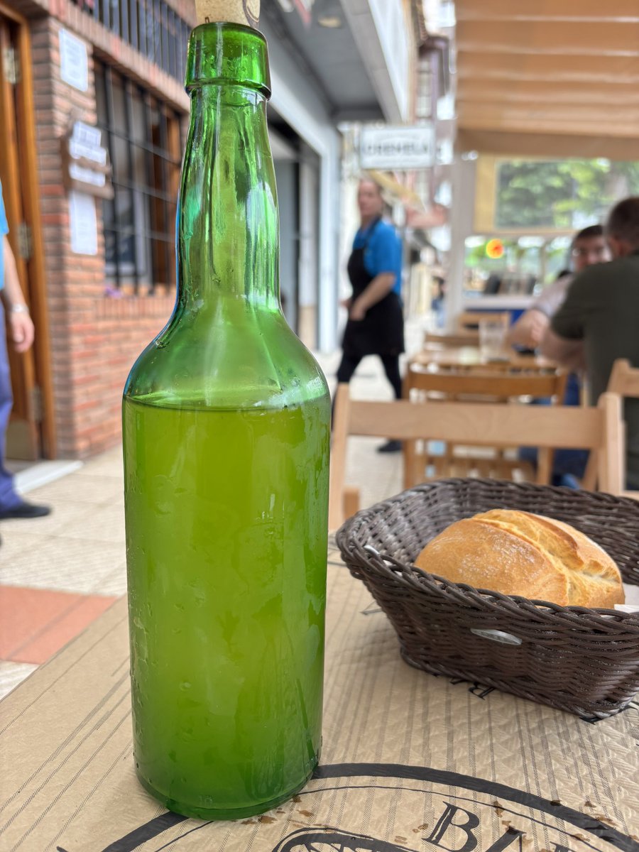 Mira que es difícil hacer mal unas patatas, con lo buenas que son aquí.
Variedad mal elegida, medio crudas por dentro, sin sal, una gloria.
Y las salsas…la brava de tomate (de bote) con tabasco, alioli…alioli?
Y la de cabrales, nata…
Eviten la Nansa, en Ribadesella.