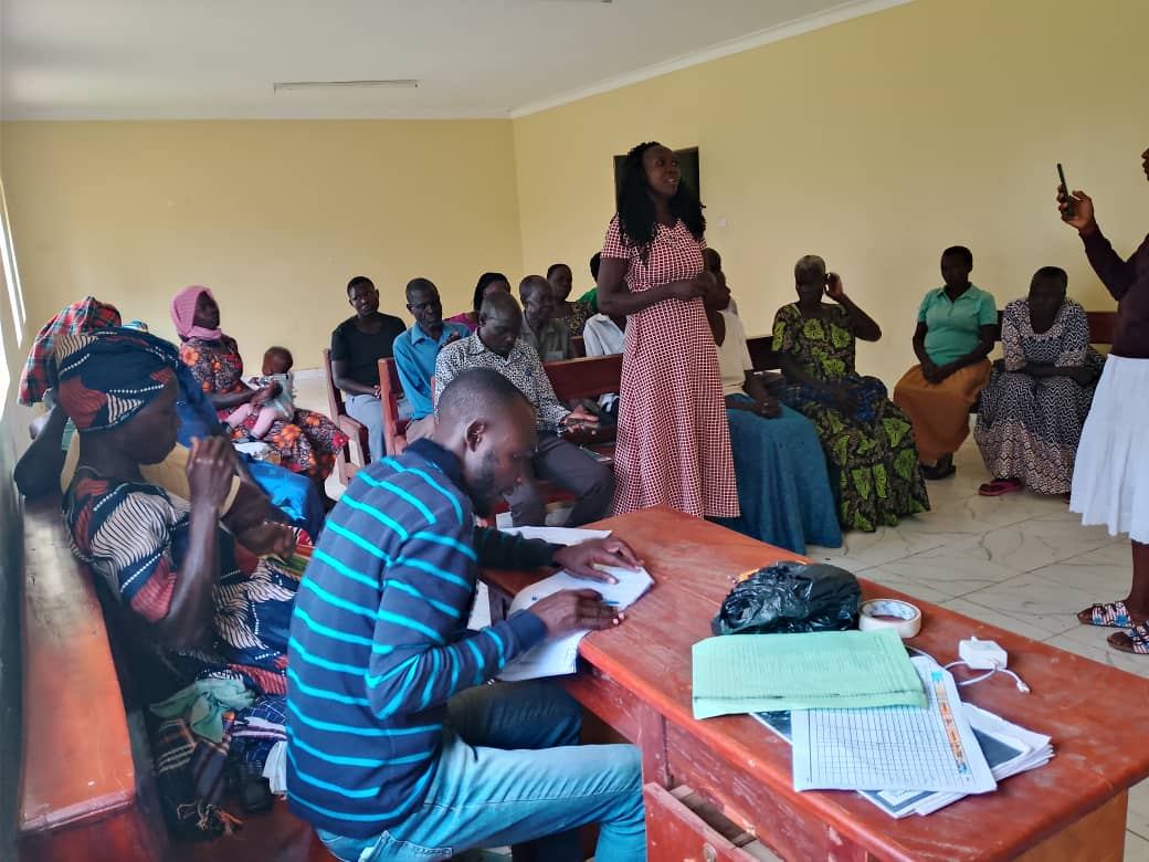 UwezoUganda's tweet photo. Foundation for Open Development (FOD)-a partner of @UwezoUganda in Eastern Uganda (Kanyakor, Kwapa community) is helping parents this afternoon to appreciate what #UsingTechnologyWisely means-so that children and youth under this @alive_programme can be sharpened to face the 21st century challenges with more emboldened problem-solving skills.