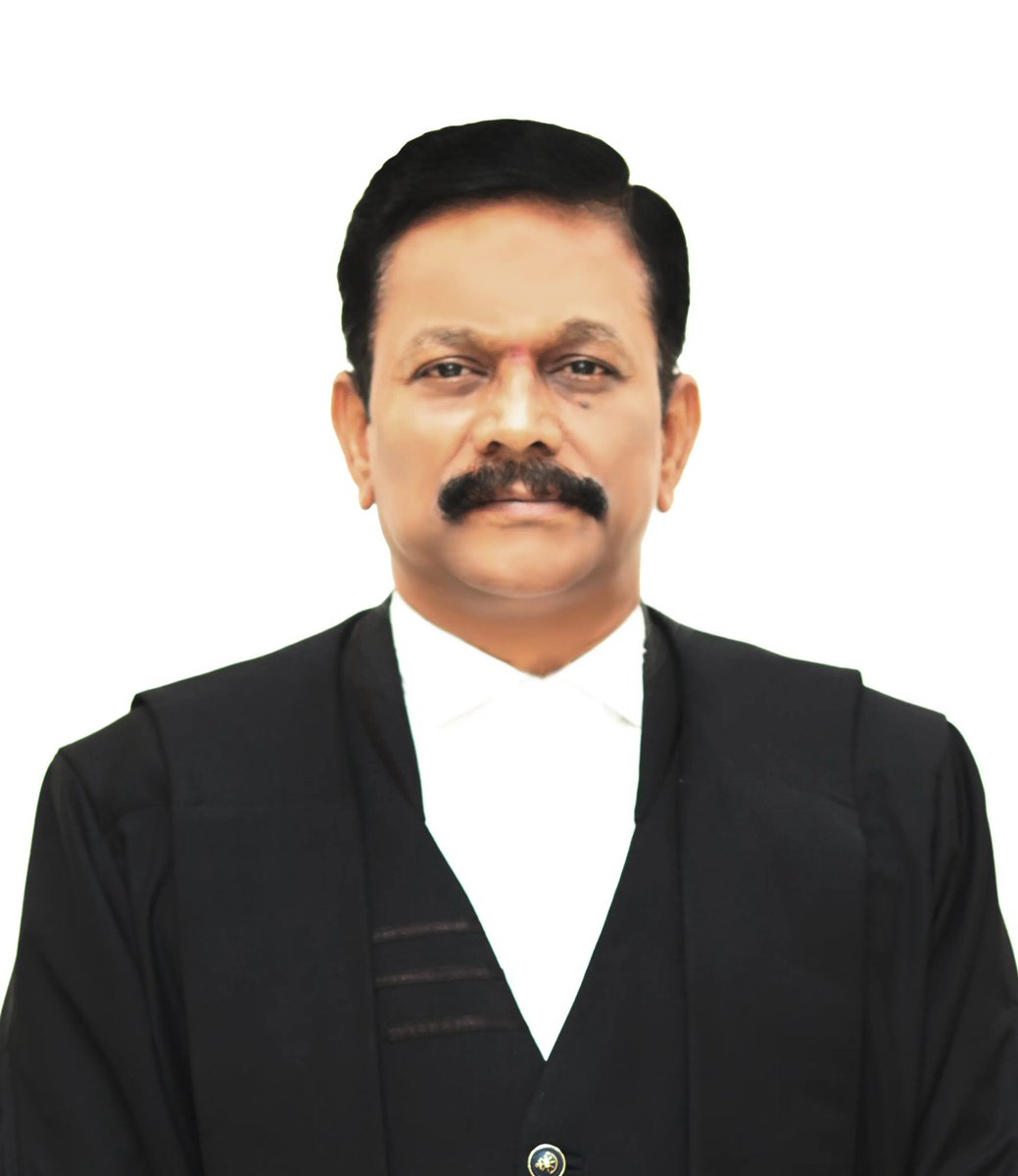 TeluguScribe's tweet photo. బిగ్ బ్రేకింగ్ న్యూస్

టీడీపీ సోషల్ మీడియా కార్యకర్తలపై ఏపీ హైకోర్ట్ జస్��ిస్ కె శ్రీనివాస్ రెడ్డి ఆగ్రహం

ఇటీవల జస్టిస్ శ్రీనివాస్ రెడ్డిపై సోషల్ మీడియాలో ట్రోలింగ్ చేసిన టీడీపీ సోషల్ మీడియా కార్యకర్తలు

నన్ను గత 2 రోజులు నుంచి సోషల్ మీడియాలో ట్రోల్ చేస్తున్నారు.. సారీ స్టేట్ ఆఫ్ అఫైర్స్ అని వ్యాఖ్యానించిన జస్టిస్ శ్రీనివాస్ రెడ్డి

చంద్రబాబుగారు తీసుకొచ్చిన రెడ్‌ బుక్‌ రాజ్యాంగం, పొలిటికల్‌ గవర్నెన్స్‌ కాన్సెప్ట్‌లు ఇవాళ ఏకంగా ఆంధ్రప్రదేశ్‌ హ���కోర్టునే తాకాయి. ఒక హైకోర్టు న్యాయమూర్తిని ఉద్దేశించి అధికారంలో ఉన్న టీడీపీ, వారి అనుకూల మీడియా బరితెగించి మరీ దుష్ప్రచారం చేస్తున్నాయి. 

సాక్షాత్తూ సదరు హైకోర్టు న్యాయమూర్తి ఏకంగా తనను ట్రోలింగ్‌ చేస్తున్నారంటూ వ్యాఖ్యానించడం.. వ్యవస్థలను ఏరకంగా దెబ్బతీస్తున్నారో చూస్తున్నాం.

న్యాయమూర్తులు నిష్పక్షపాతంగా వ్యవహరించకూడదని, చట్టం ప్రకారం పనిచేయకూడదని.. టీడీపీ ప్రభుత్వం, అధికారంలో ఉన్న పార్��ీ కంకణం కట్టుకున్నట్టు కనిపిస్తోంది.

వారి రెడ్‌బుక్‌ రాజ్యాంగం, వారి పొలిటికల్‌ గవర్నెన్స్‌ల ప్రకారమే వ్యవస్థలు పనిచేయకపోతే ఈరకంగా దెబ్బతీస్తామని హెచ్చరిండానికే ఈ తప్పుడు ప్రచారానికి దిగినట్టు అనిపిస్తోంది.

ఆరోపణలు తామే చేయాలి, దర్యాప్తు తాము అనుకున్నట్టుగానే నడవాలి, చివరకు తీర్పులు తాము అనుకున్నట్టుగానే రావాలని, అలా కాని పక్షంలో టార్గెట్‌ చేసి వ్యక్తిత్వ హననం చేస్తా��ని, పనిచేయలేని స్థితికి కూడా తీసుకెళ్తామన్నట్టుగా, ఆమేరకు హెచ్చరికలు జారీచేస్తున్నట్టుగా ఇవ్వాళ్టి పరిణామాలు కనిపిస్తున్నాయి. 

ఎల్లోమీడియా చేస్తున్న మీడియా ట్రైల్స్‌ ప్రకారం కేసులు, దర్యాప్తులు, తీర్పులు ఉండకపోతే ఊరుకోమనే సంకేతాలు ఇచ్చినట్టుగా జడ్జిగారి పరిణామాల ద్వారా తెలుస్తోంది. 

మొత్తమ్మీదకు రాష్ట్రంలో అత్యంత దారుణమైన పరిస్థితులు ఉన్నాయని, వ్యవస్థలు పూర్తిగా దెబ���బతిన్నాయని, ప్రతి వ్యవస్థమైన రెడ్‌బుక్‌తో దాడులు చేస్తున్నారని పూర్తిగా అర్థమవుతోంది.
