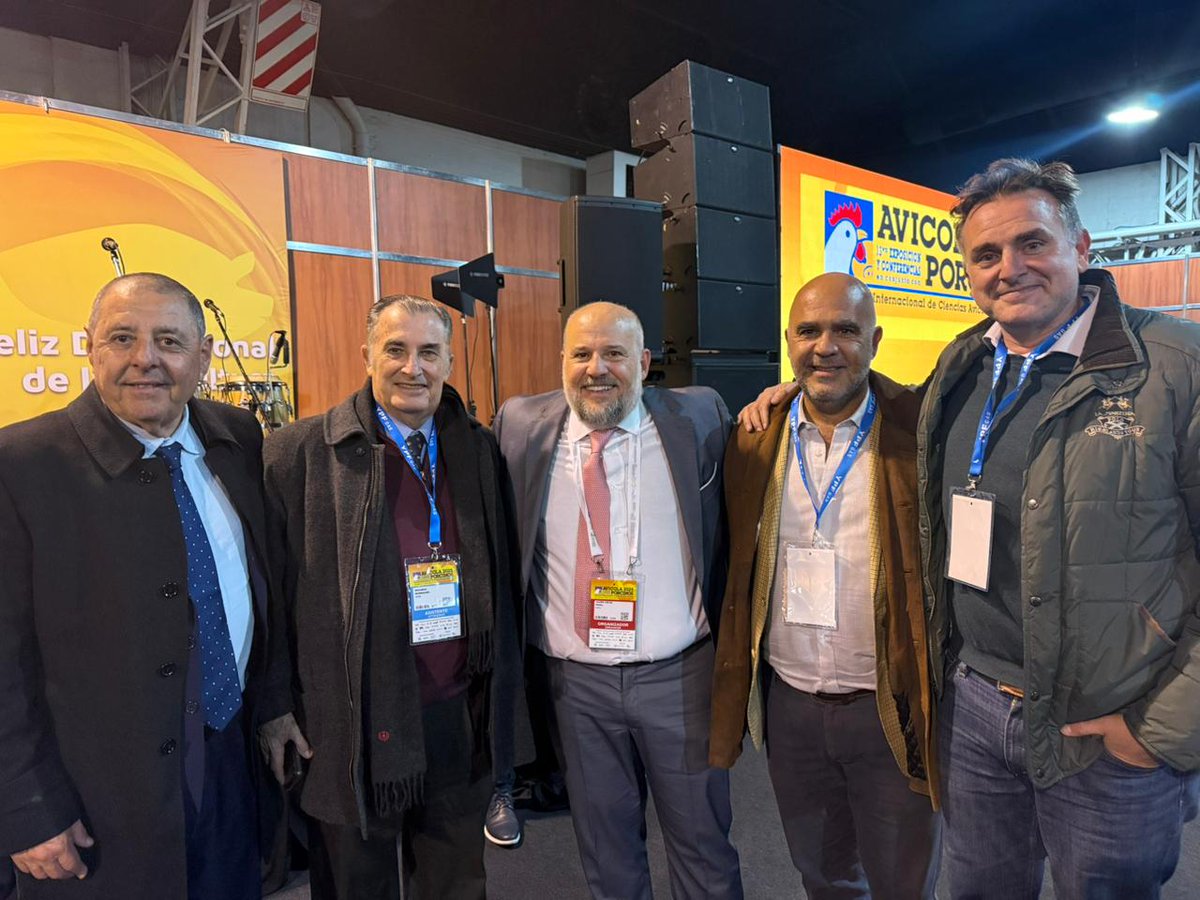 En Costa Salguero, celebramos el #DíaNacionaldelaAvicultura junto con la Cámara Argentina de Productores Avícolas, entidad adherida, y participamos de la presentación de la Expo Avícola &amp; Porcinos. 
El sector destacó su compromiso con la innovación y la producción sostenible💪.