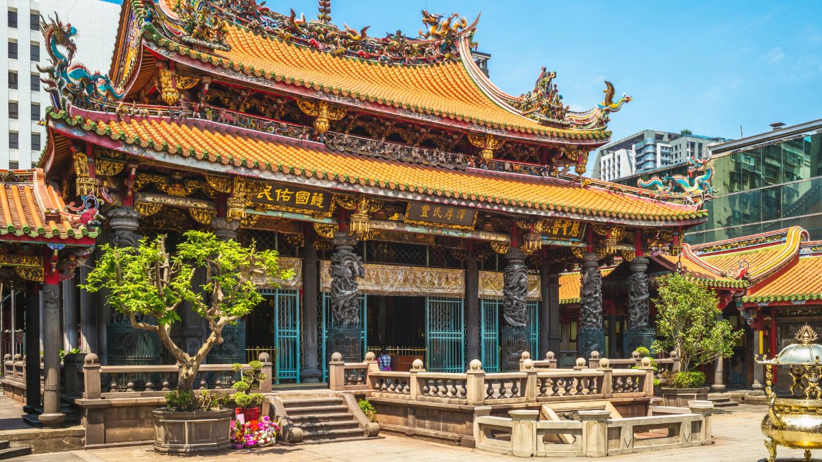 weather2travel's tweet image. Thinking about your next far-flung adventure? Taipei is packed with things to do from discovering its incense-filled temples to its flavour-intense markets &amp;amp; iconic cityscape views. See our first-timer’s guide weather2travel.com/blog/first-tim… @BordersofAdv @TourTaiwanTTAUK