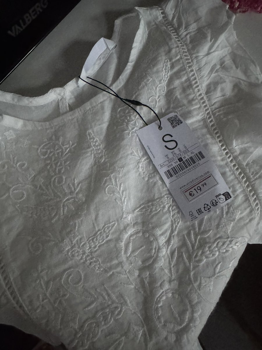 Marielcdmh's tweet photo. @stradivarius qui vous fait payer un article 22€99, ce même article arrive étiqueté à 19€99 et le SAV qui ne veut rien entendre vous êtes des voleurs https://t.co/utrOellQ0U