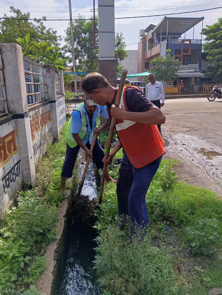 वल्लभ भाई स्कूल सिंधी कॉलोनी में नाला सफाई और घास कटाई का कार्य संपन्न, जलभराव की रोकथाम हेतु नगर निगम की सतर्क पहल।
#SwachhBharat #NagarNigamKhandwa #MonsoonPreparedness #CleanKhandwa <a href="/KhandwaN/">Nagar Nigam Khandwa</a> @Swachh_khandwa