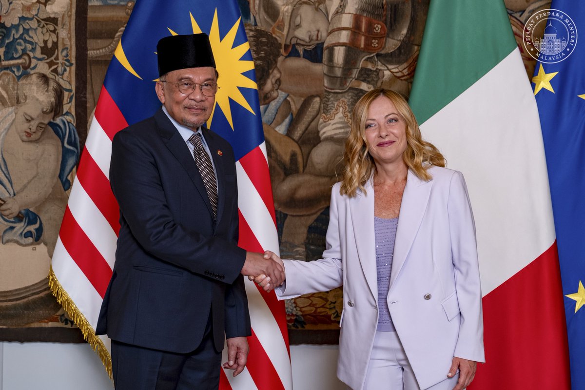 Anwar Ibrahim (@anwaribrahim) on Twitter photo Pertemuan bermakna bersama PM <a href="/GiorgiaMeloni/">Giorgia Meloni</a> telah membuka ruang kepada perbincangan yang produktif dan menyeluruh, merangkumi pelbagai aspek kerjasama dua hala termasuk pelaburan strategik, pertahanan, tenaga lestari serta pembangunan industri berteknologi tinggi seperti Pertemuan bermakna bersama PM <a href="/GiorgiaMeloni/">Giorgia Meloni</a> telah membuka ruang kepada perbincangan yang produktif dan menyeluruh, merangkumi pelbagai aspek kerjasama dua hala termasuk pelaburan strategik, pertahanan, tenaga lestari serta pembangunan industri berteknologi tinggi seperti
