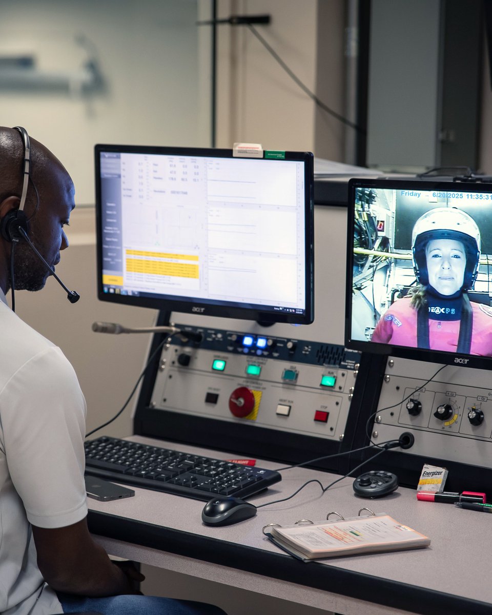 Soph_astro's tweet image. _-_ Journal de bord d’une astronaute ESA _-_
{Houston 🇺🇸} Semaines 53 & 54
👩🚀 Deux semaines bien remplies, entre formations « habituelles » et expériences insolites !
💉🩺 Entraînement médical… Pour la première fois, j’ai fait une prise de sang… sur moi-même ! = une nouvelle…