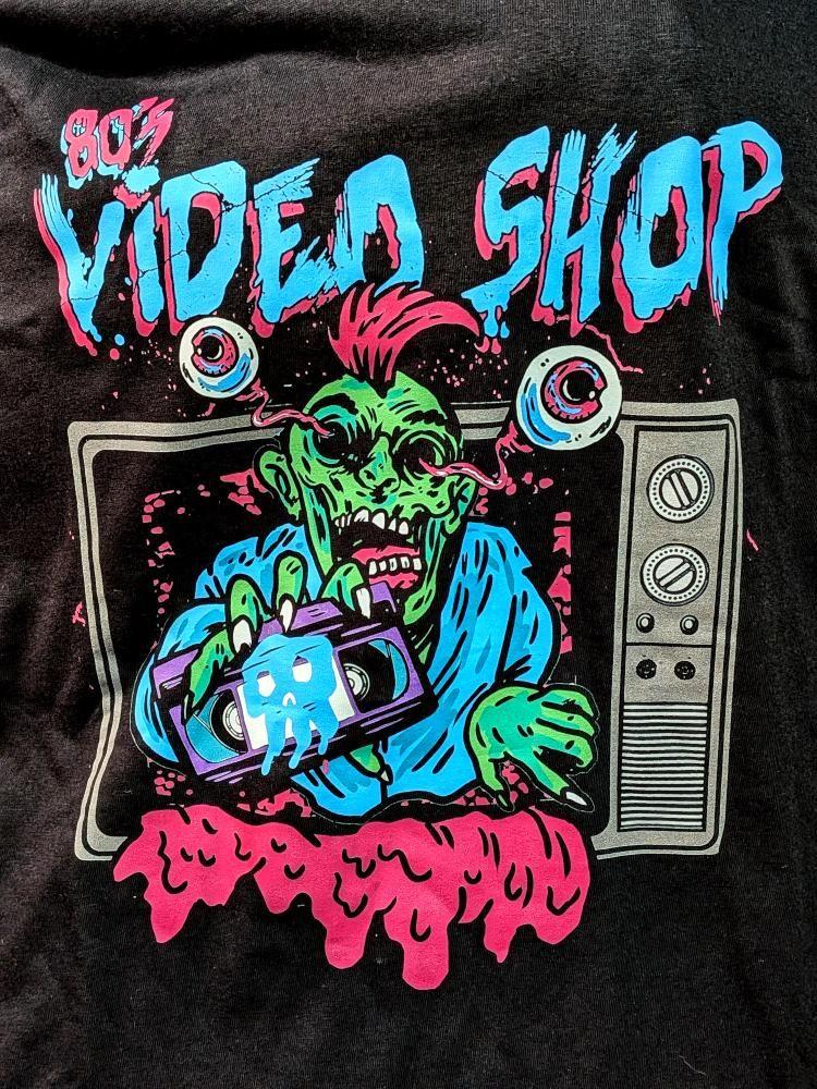 80sVideoShop's tweet image. Cha.... Cha.... Cha..... Gav.... Gav.... Gav!!
Check out our pal Gav Jennings rocking the latest Patreon Exclusive Shirt featuring a bad ass @alechugill1 Design.
Love seeing these! If you want your own check out Patreon.com/80svideoshop