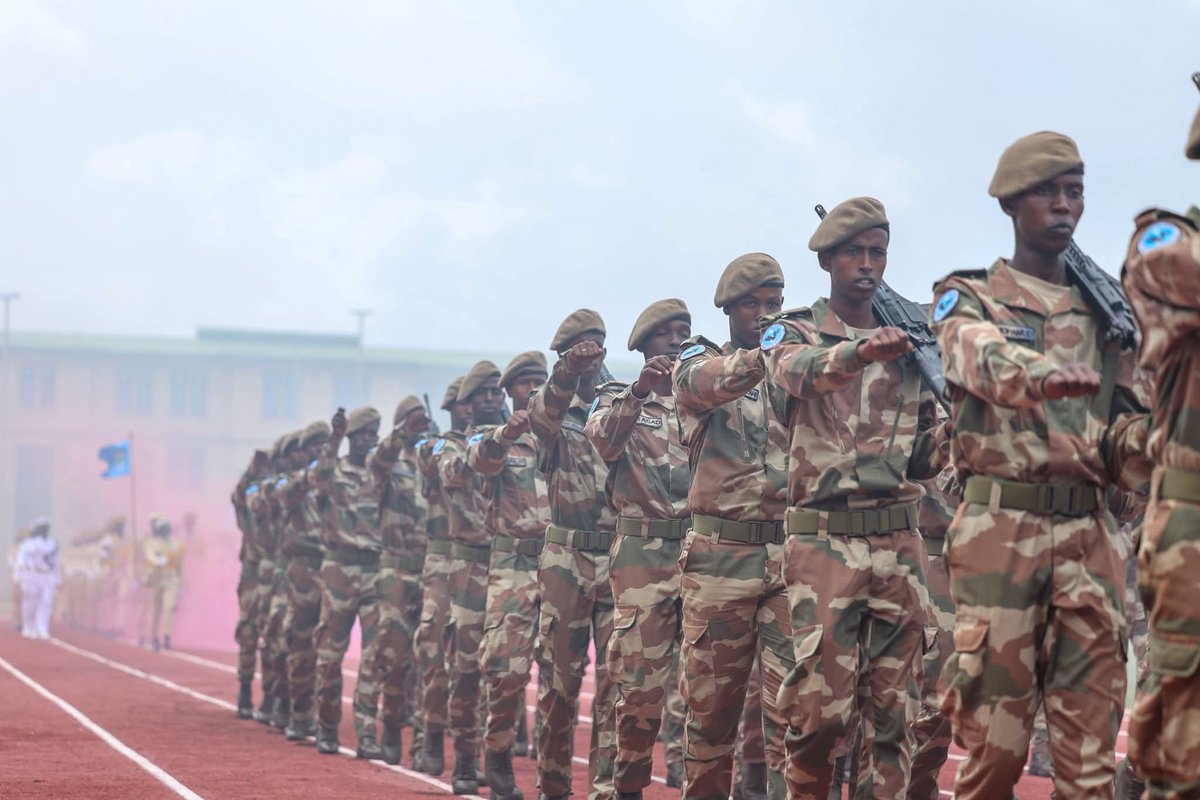 #Somali Prime Minister <a href="/HamzaAbdiBarre/">Hamza Abdi Barre</a> on Thursday attended the graduation ceremony for commissioned &amp; non-commissioned military officers, along with hundreds of #SNA personnel who completed their training in #Türkiye &amp; at the #TurkiSom Military Academy in Mogadishu.