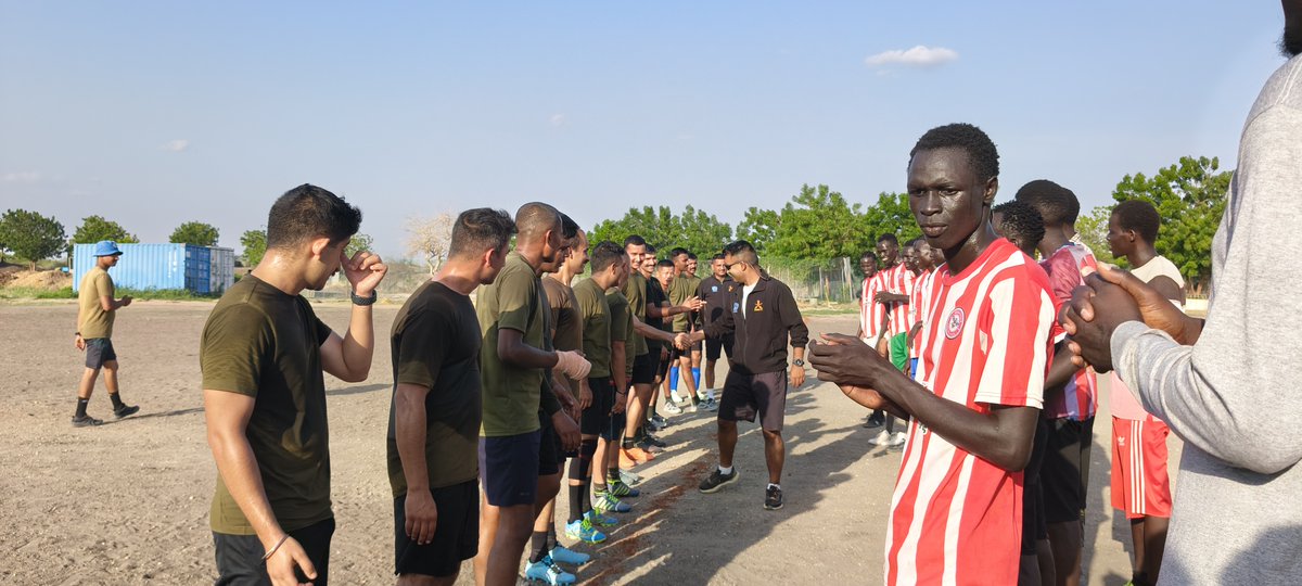 🕊️#UNMISS peacekeepers from #India 🇮🇳 in Upper Nile State 🇸🇸, #SouthSudan, played a friendly football⚽ match with residents of the Renk Transit Camp, bringing everyone together to promote unity between returnees &amp; refugees from war-torn #Sudan and the host community.
#A4P