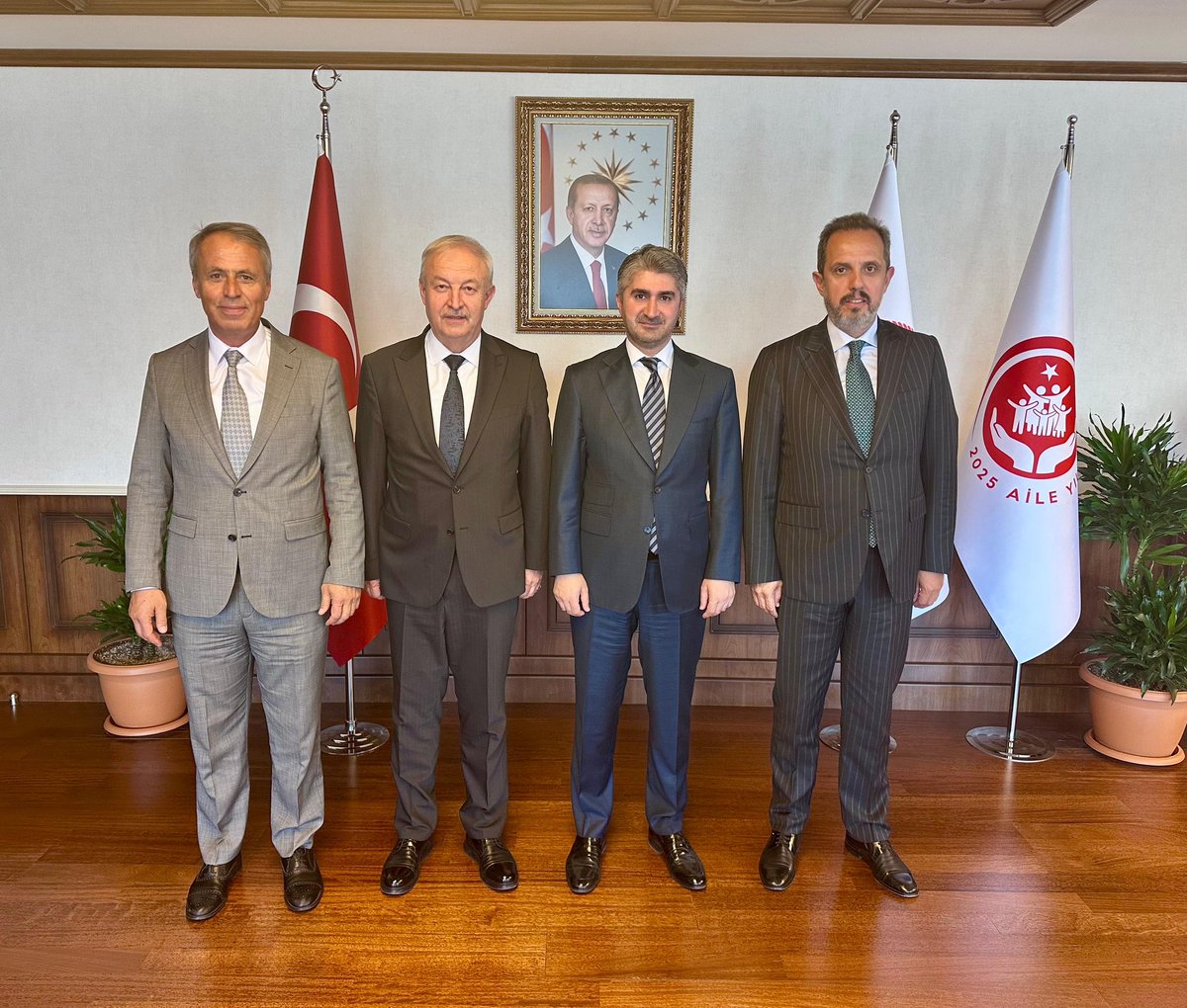 Zafer TARIKDAROĞLU (@ztarikdaroglu) on Twitter photo Önceki Dönem AK Parti Çankırı Milletvekilimiz Sayın Salim Çivitcioğlu, Genel Merkez İdari Direktörümüz Sayın Kadri Celal Ursavaş ve Çankırı Çerkeş belediye başkanımız Sayın Hasan Sopacı’yı Bakanlığımızda misafir ettik.
Nazik ziyaretleri için Sayın <a href="/SCivitcioglu/">Salim ÇİVİTCİOĞLU 🇹🇷</a>, Sayın <a href="/UrsavasK/">K.Celal URSAVAŞ</a> Önceki Dönem AK Parti Çankırı Milletvekilimiz Sayın Salim Çivitcioğlu, Genel Merkez İdari Direktörümüz Sayın Kadri Celal Ursavaş ve Çankırı Çerkeş belediye başkanımız Sayın Hasan Sopacı’yı Bakanlığımızda misafir ettik.
Nazik ziyaretleri için Sayın <a href="/SCivitcioglu/">Salim ÇİVİTCİOĞLU 🇹🇷</a>, Sayın <a href="/UrsavasK/">K.Celal URSAVAŞ</a>