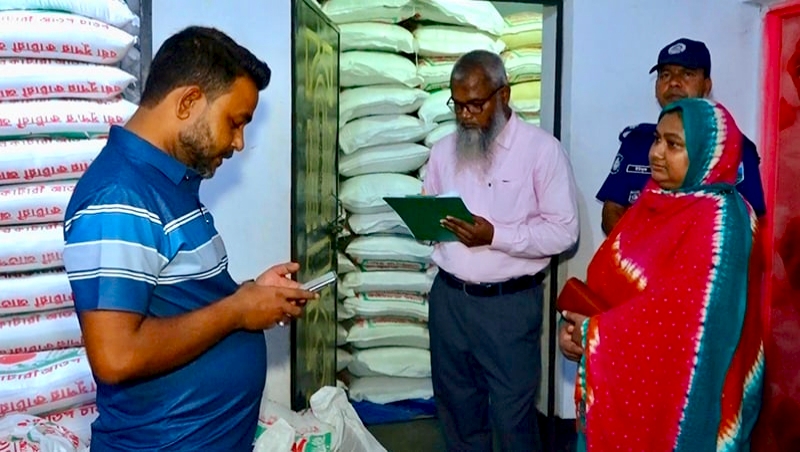 নওগাঁয় শ্বশুরের গুদামে চাল মজুত রেখে ধরা খেলেন জামাই