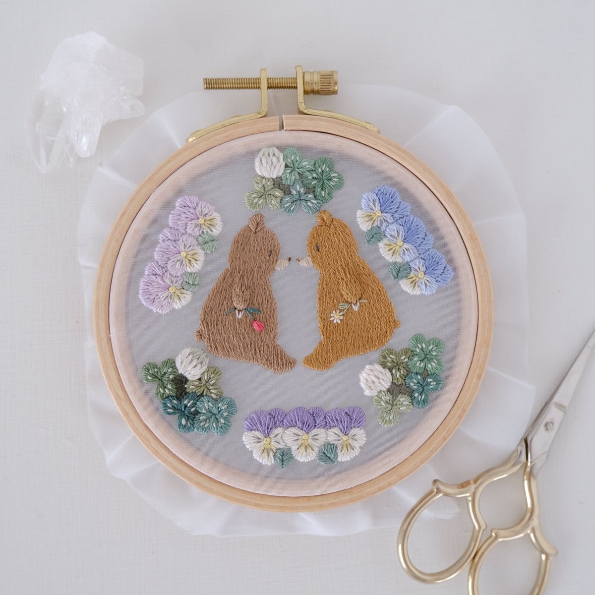 KohanaMade's tweet image. 8/2のクラフトマーケット名古屋に向けて憧れだった刺繍グッズを制作中です!シールとかクリアファイルとかitonomoriの刺繍で何があったら嬉しいですか?