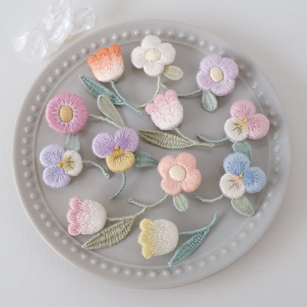 KohanaMade's tweet image. 8/2のクラフトマーケット名古屋に向けて憧れだった刺繍グッズを制作中です!シールとかクリアファイルとかitonomoriの刺繍で何があったら嬉しいですか?