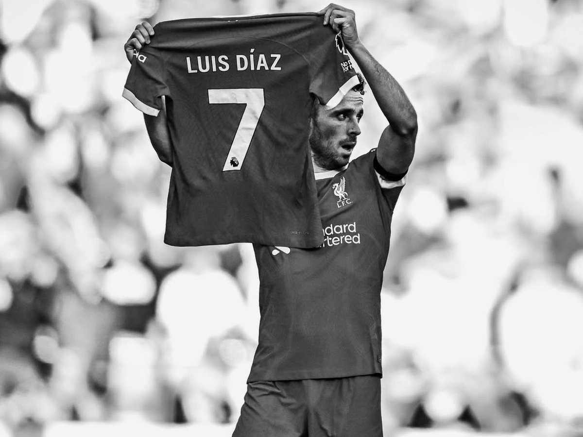 PSierraR's tweet photo. 🇨🇴 Difícil asimilar la muerte de Diogo Jota (28), pero hay un momento que se quedará por siempre en la memoria de los colombianos. En octubre de 2023, antes del partido entre #Liverpool y #Notthingham, la plantilla de los ‘reds’ se enteró del secuestro del padre de Luis Díaz (‘Mane’) por parte del ELN. Al anotar el primer tanto, el delantero portugués se lo dedicó al colombiano