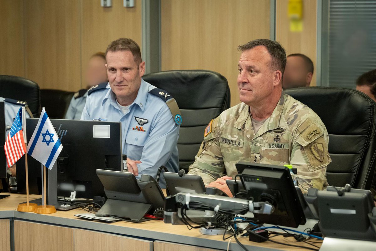 מפקד פיקוד המרכז של צבא ארה״ב (CENTCOM), גנרל (****) מייקל אריק קורילה, ביקר אתמול בישראל כאורחו הרשמי של ראש המטה הכללי, רב-אלוף אייל זמיר. 

בביקורו, קיים הגנרל פאנל משותף עם הרמטכ״ל ומפקדים בכירים בצה״ל, במהלכו הוצגו הישגי מבצע ״עם כלביא״ ותמונת המצב בזירות הקרובות והרחוקות.