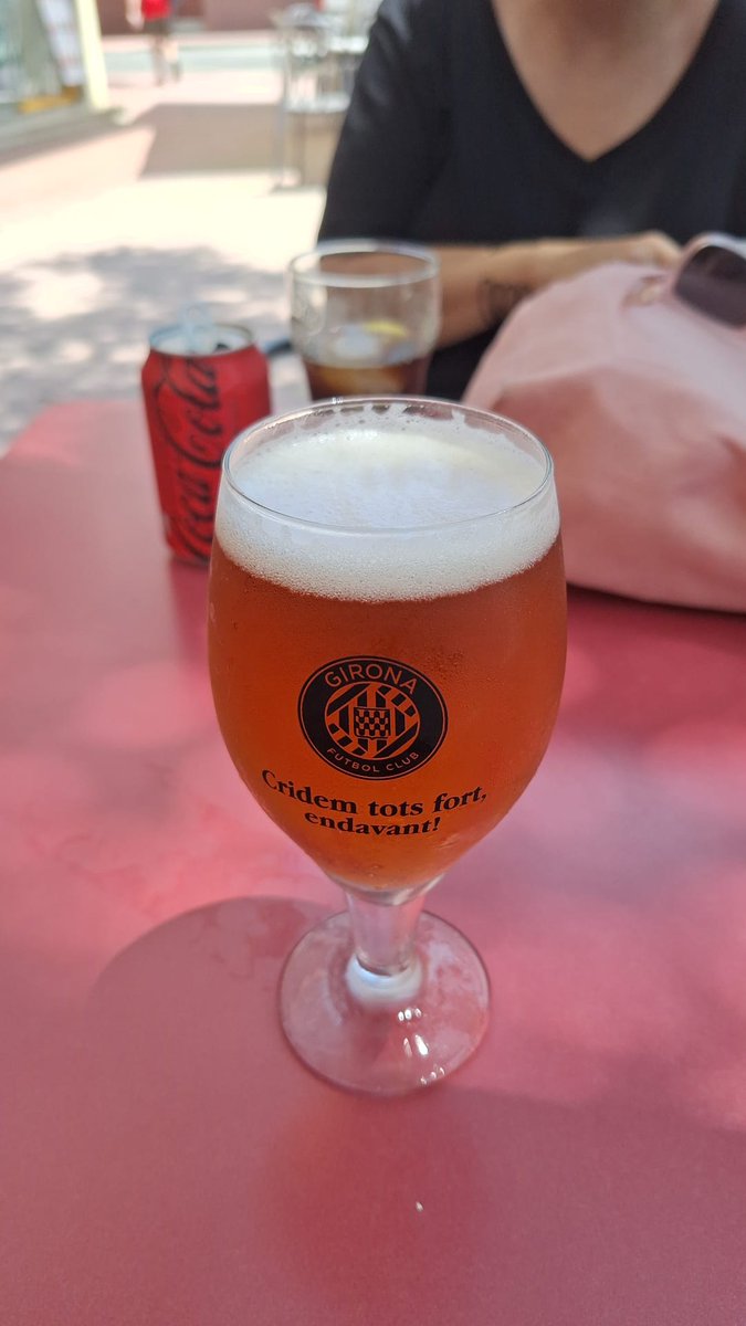 juanmaxaem's tweet image. Estoy en Palamós y me han puesto esta copa. Qué hago? Tiene buena pinta, bien fresquita, hace calor, estoy seco, pero... Qué cojones hago??? #RCDEspanyol